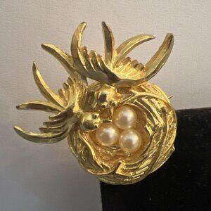 Vintage bird love nest w/ eggs brooch gold tone metal